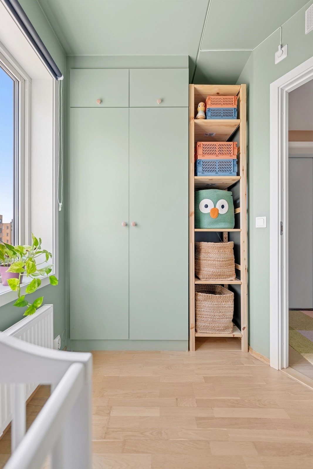 Her har du en integrert og praktisk garderobeløsning for ekstra oppbevaring. Soverommet vender ut mot indre gård Galleribilde