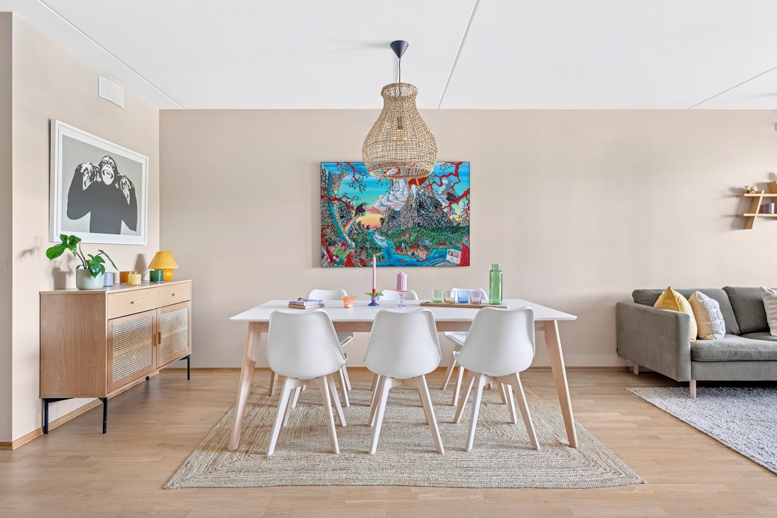 Ved kjøkkenet har du en naturlig plassering av spisemøblementet. Her har du god plass til et langbord hvor du kan samle hele storfamilien, venner og bekjente Galleribilde