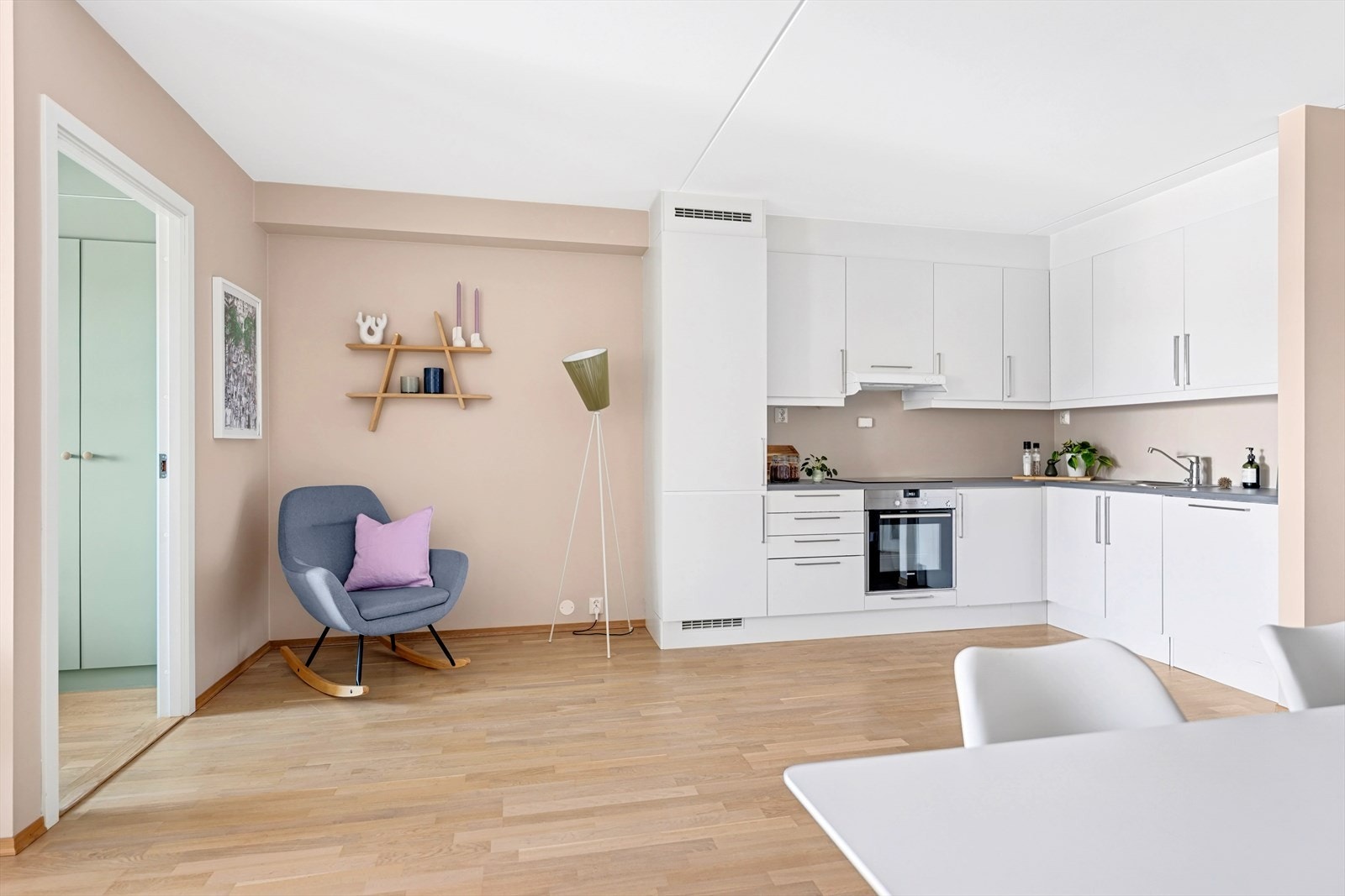 Av hvitevarer inneholder kjøkkenet alt du trenger: Integrert koketopp, stekeovn, oppvaskmaskin og kjøl-/fryseskap Galleribilde