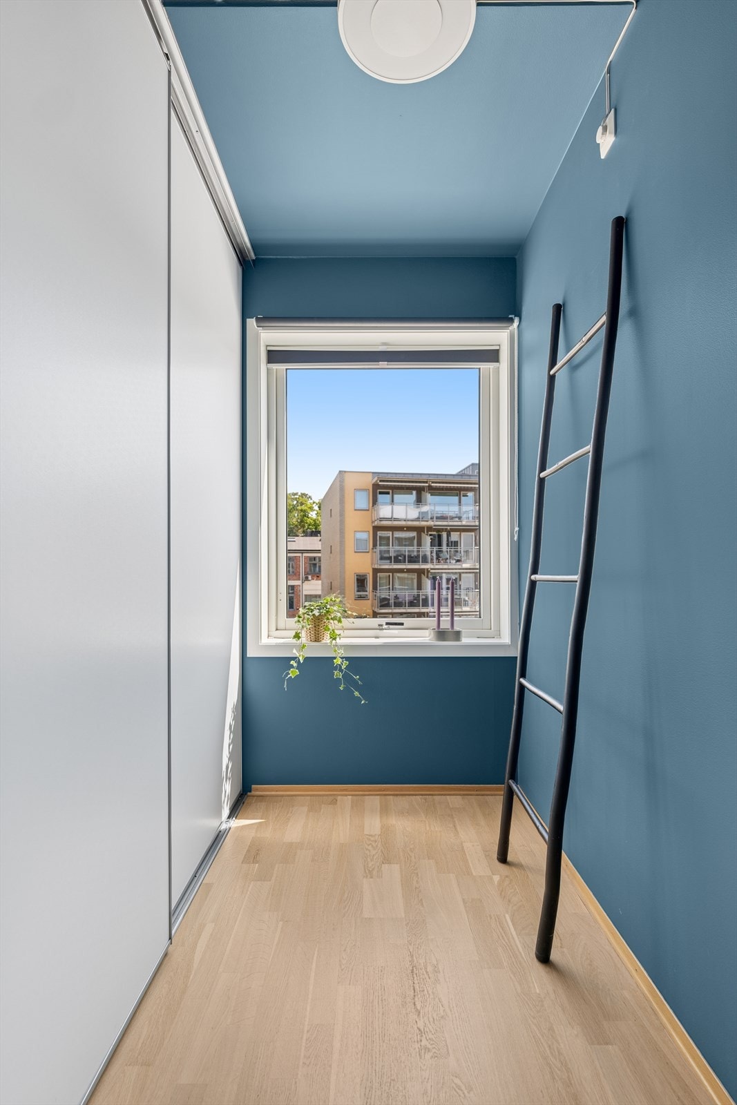 Her har du en stor skyvedørsgarderobe med masse oppbevaringsplass (medfølger ved salg) Galleribilde