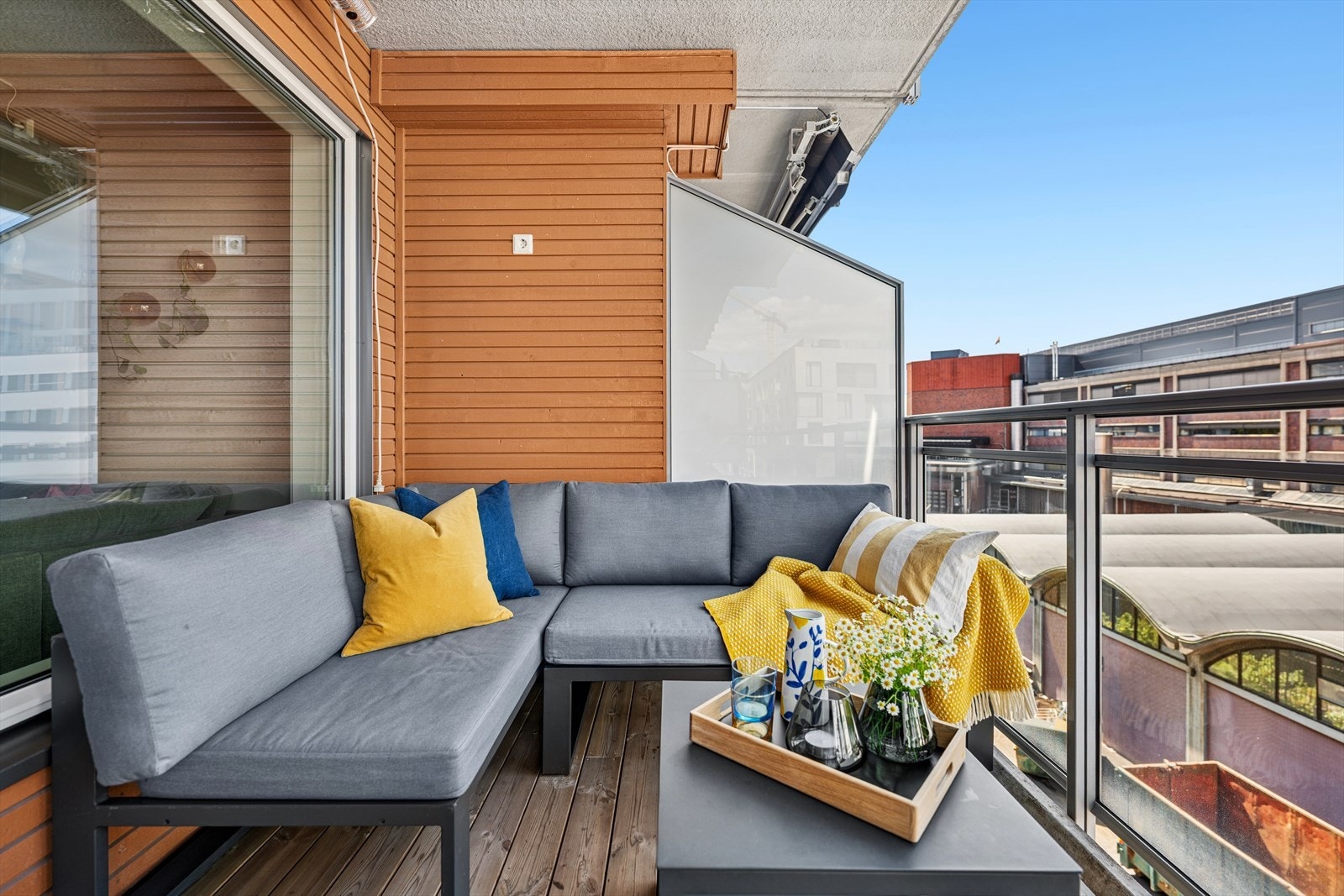 Her har du god plass til utemøblement, beplantning og grill (gass- eller elektrisk grill) Galleribilde