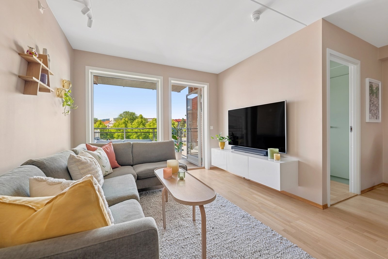 Trivelig stue med god plass til sittegruppe, bord og tv-møblement Galleribilde