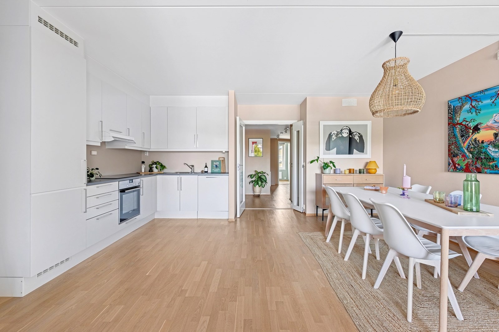 Et stort og romslig Sigdal kjøkken er noe av det første du legger merke til når du kommer inn i boligens oppholdsrom Galleribilde