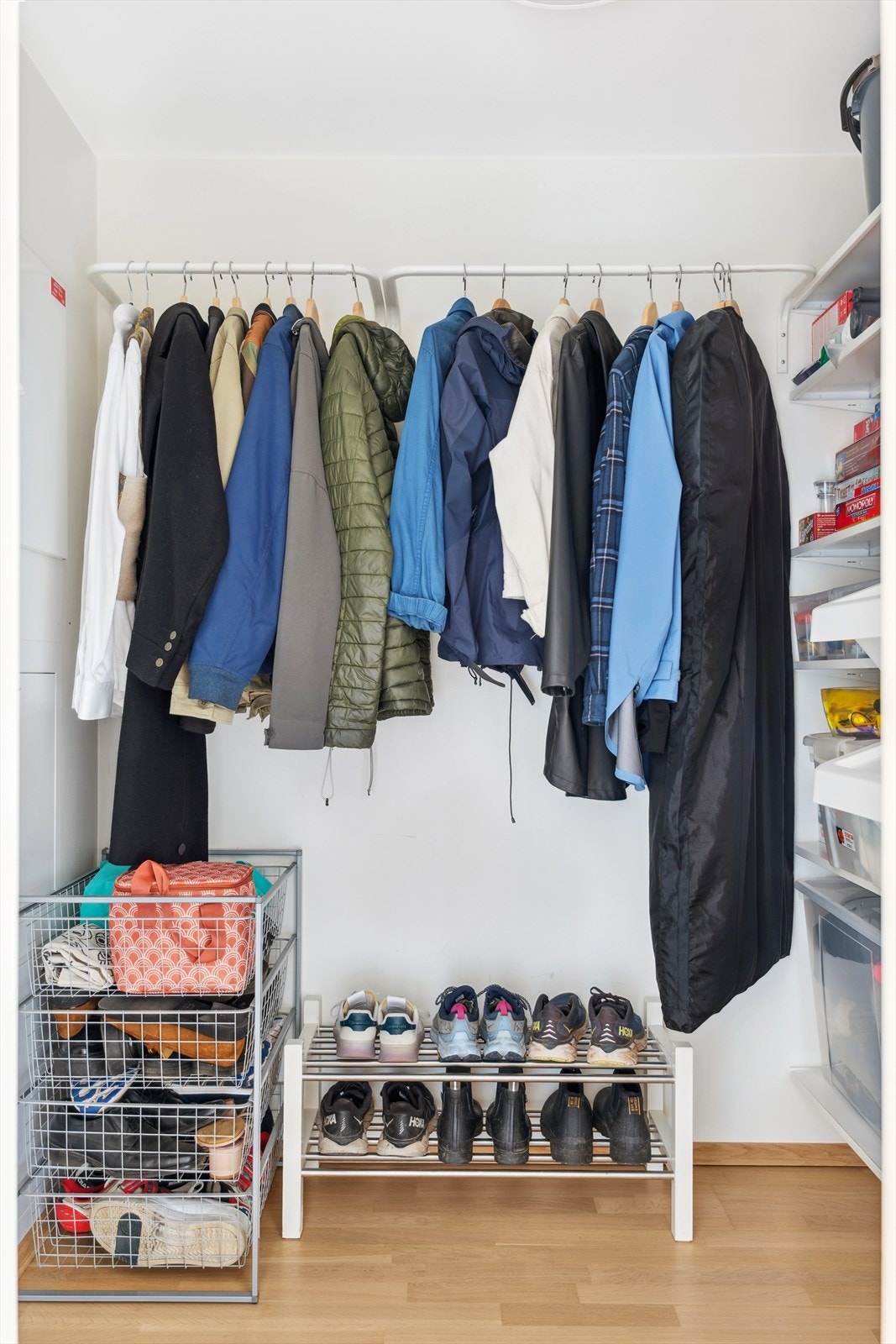 En innvendig bod for ekstra oppbevaring, i tillegg til kjellerboden på ca. 7 m² Galleribilde