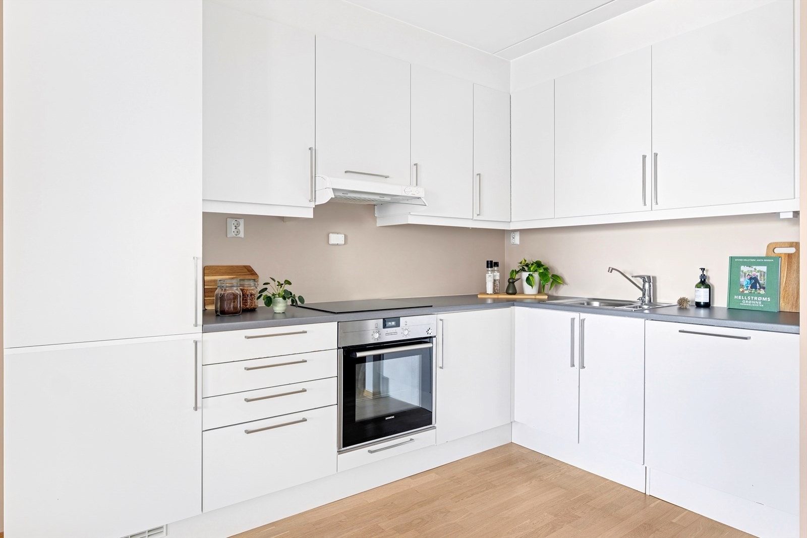 Lekker Sigdal kjøkkeninnredning med slette lakkerte fronter, laminat benkeplate og 1 ½ oppvaskkum Galleribilde