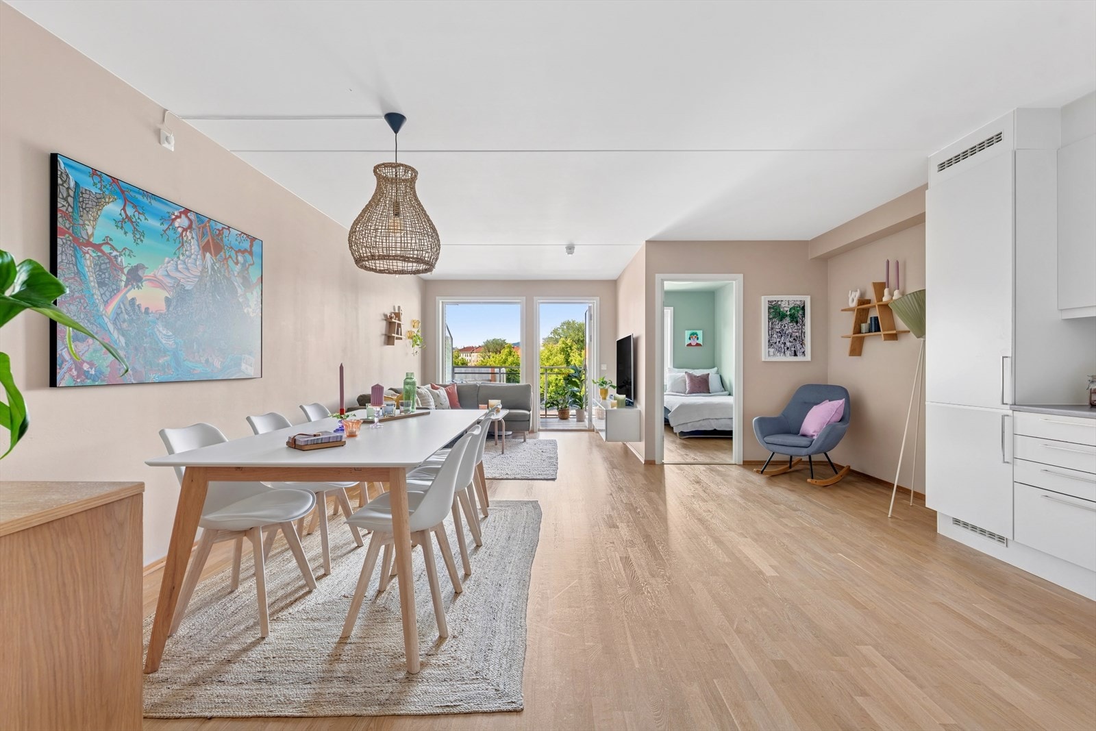 Kjøkkenet er i en åpen løsning med stuen, noe som gjør dette til et svært sosialt og hyggelig oppholdsrom Galleribilde