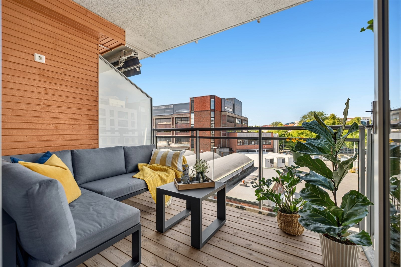 Med adkomst fra stuen kommer du ut til en fin nordvestvendt balkong på ca. 7 m² Galleribilde