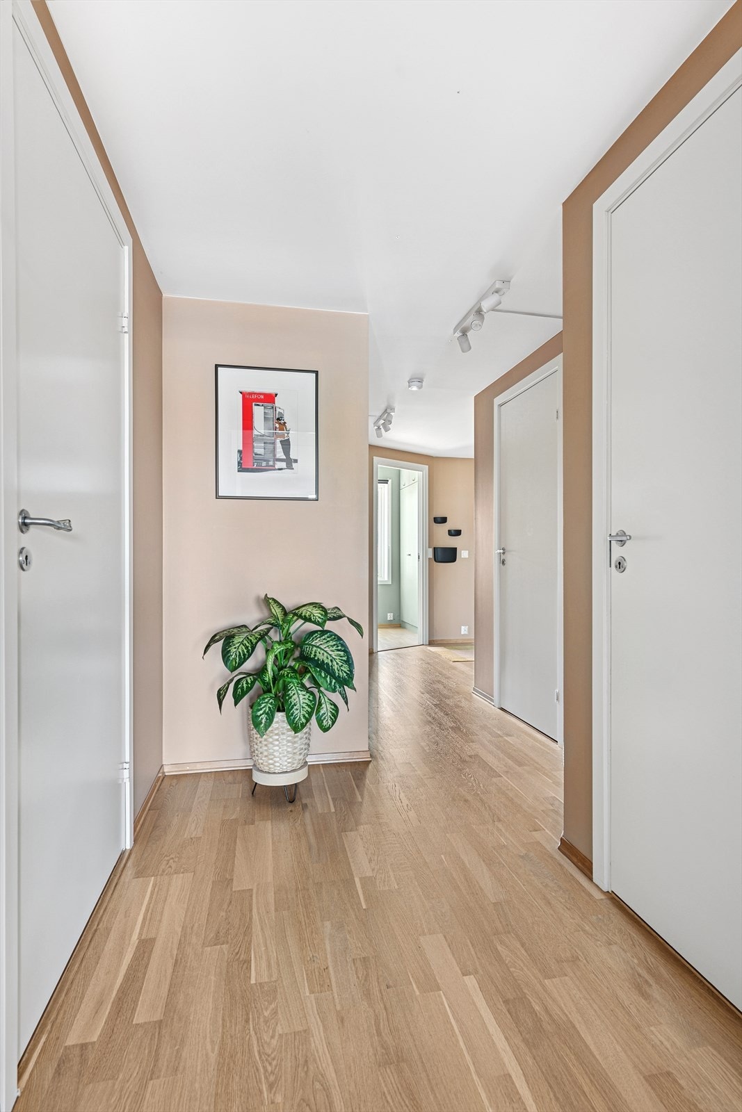 I gangen (sett fra stuen/kjøkkenet) har du adkomst til badet (til venstre), samt bod og toalettrom til høyre. Helt i enden av gangen/entréen finner du to av boligens tre soverom Galleribilde