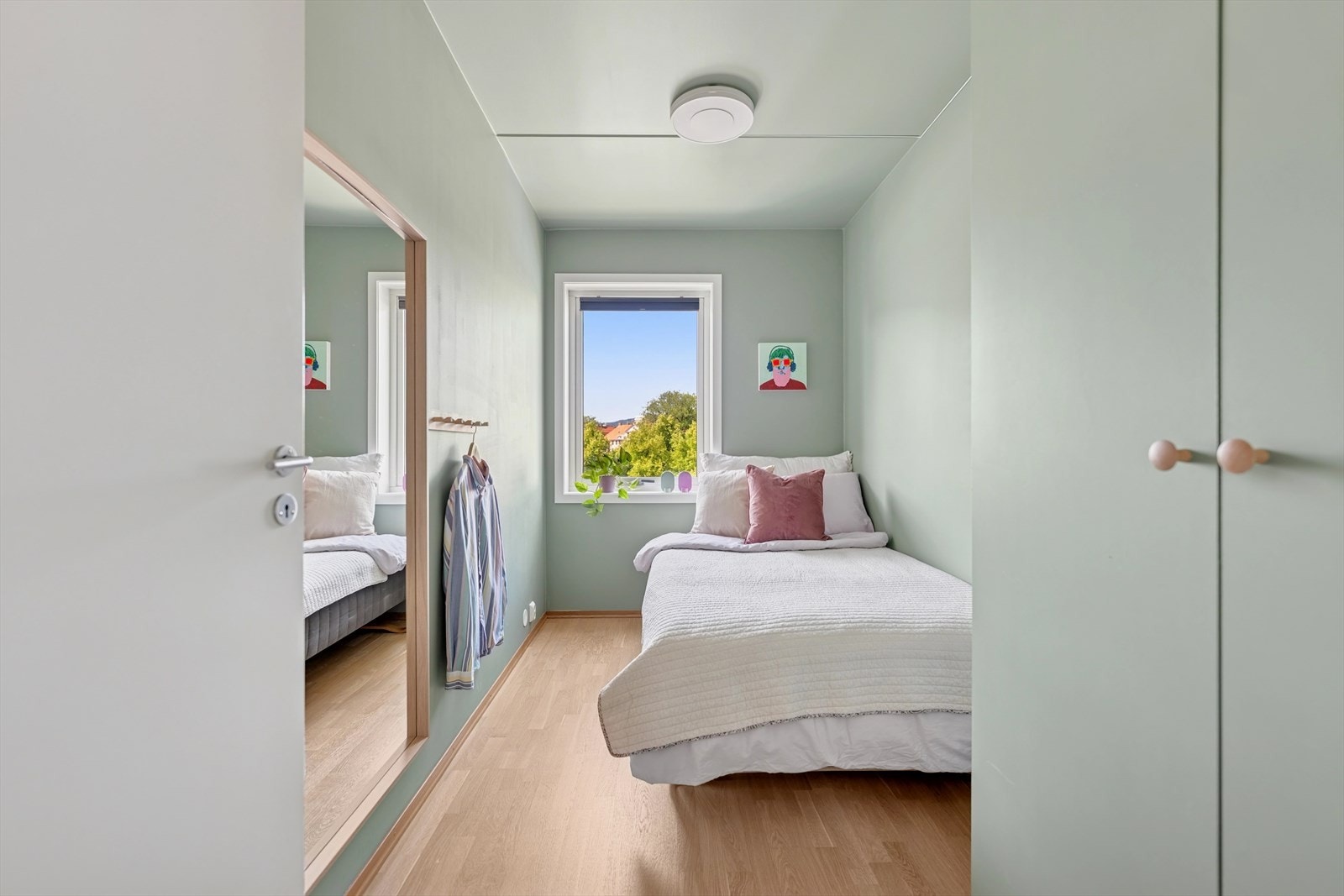 Trivelig soverom med enkel adkomst fra stue/kjøkkenet. Her har du god plass til dobbeltseng, nattbord og tilhørende møblement Galleribilde