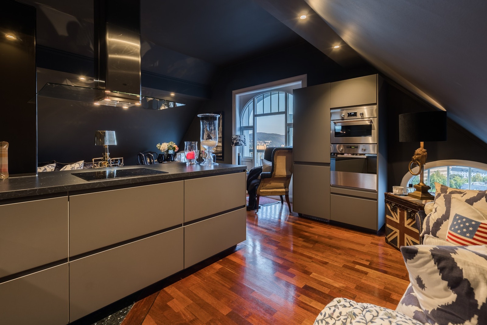 Kjøkkenet er utstyrt med integrerte hvitevarer: stekeovn, platetopp, oppvaskmaskin, kjøleskap, fryser og kombiovn Galleribilde