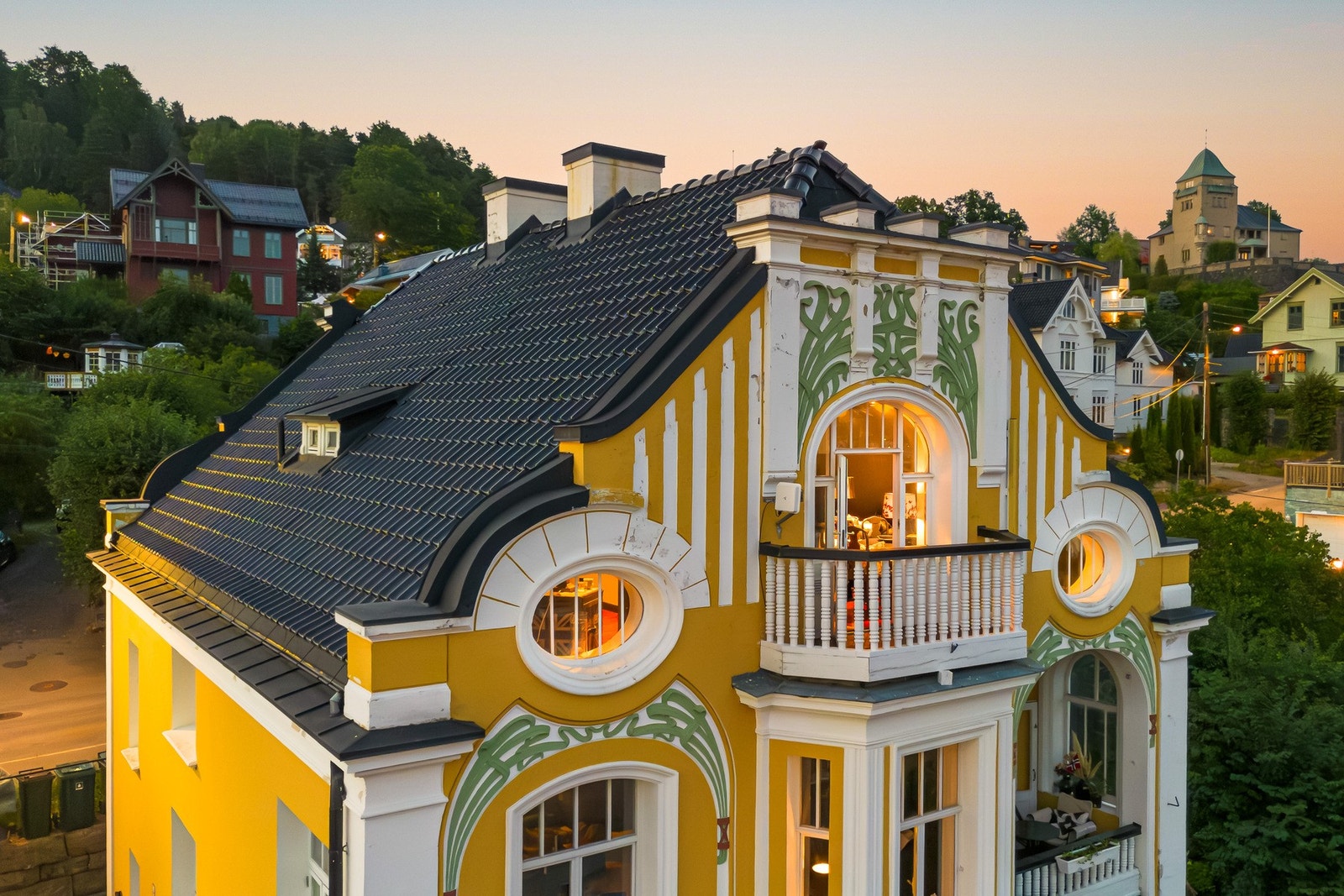 Området har en historisk sjarm med variert bebyggelse, inkludert klassiske trehus og byvillaer. Galleribilde