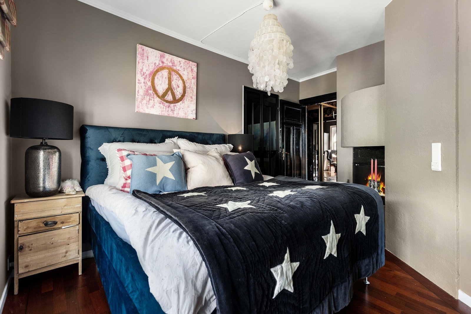 Også dette rommet er nymalt i en gjennomført stil, og har en åpen peisovn som gir ekstra varme og stemning. Galleribilde