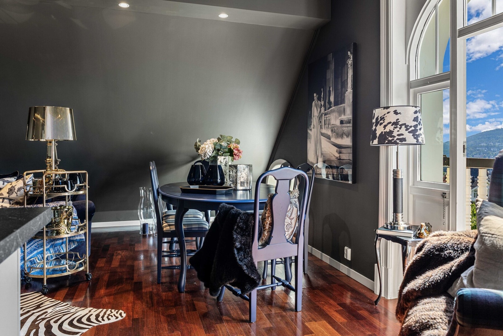 Rikelig med dagslys slipper inn i rommet. Galleribilde