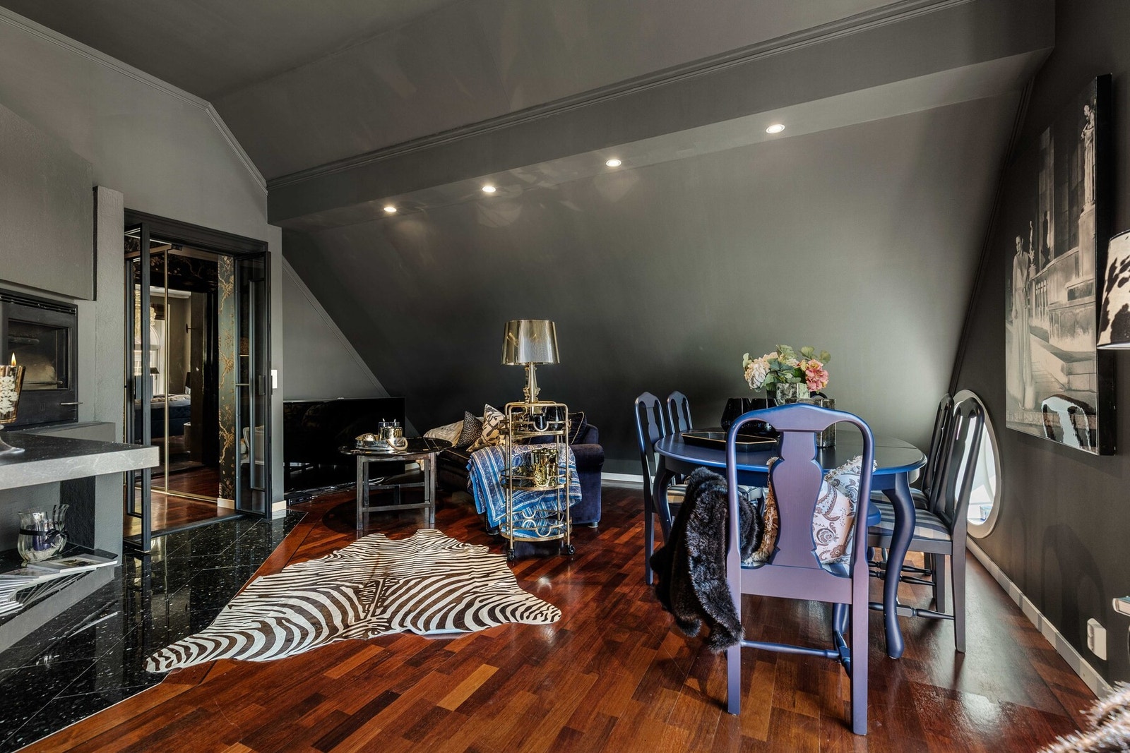 Stuen har plass til spisebord og en liten sofagruppe. Galleribilde