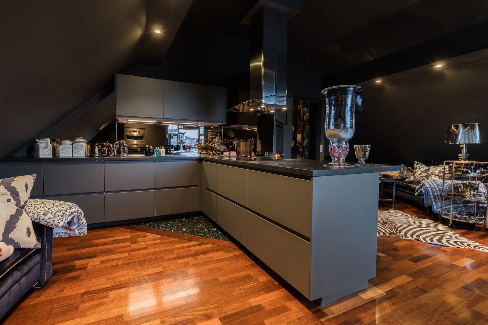 I åpen løsning mot stuen ligger et stilrent kjøkken, oppgradert i 2020/2021. Galleribilde