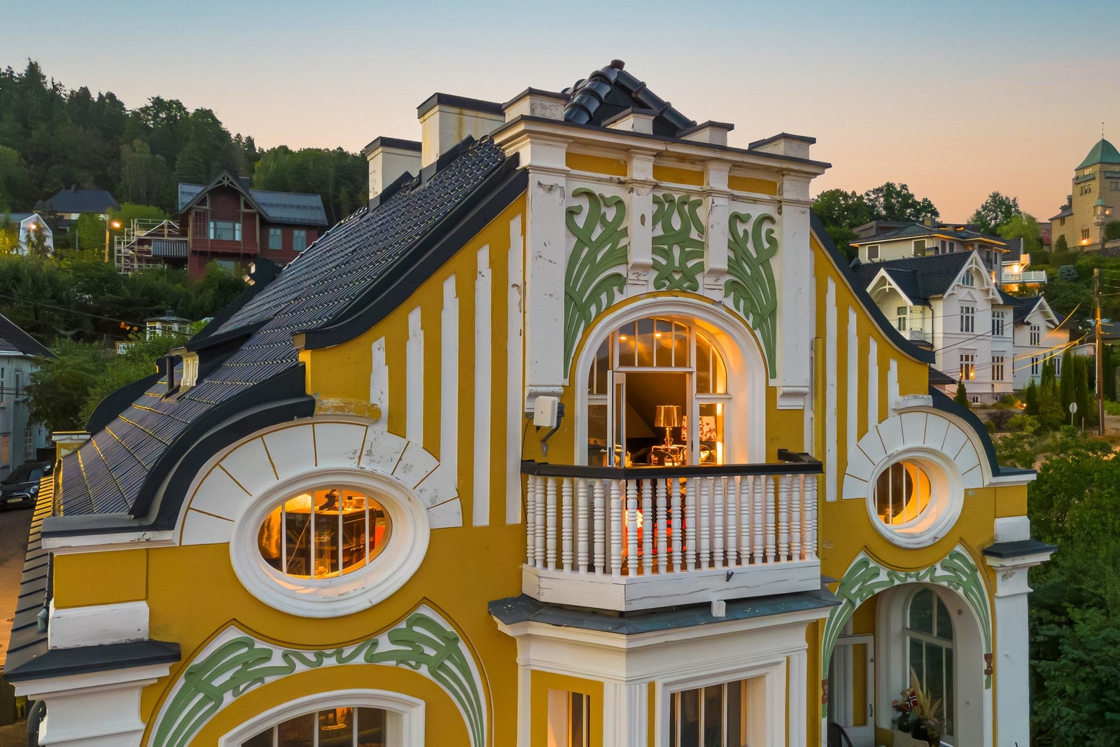 Privatmegleren ved Kristian Haltvik har gleden av å presentere denne eksklusive toppleiligheten i ærverdig og ikonisk jugend-villa beliggende på Bragernes. Galleribilde