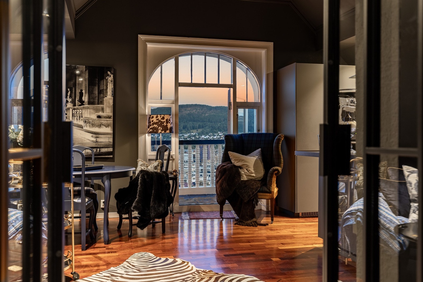 Velkommen til en særdeles stilfull toppleilighet i en av byens mest karakteristiske og bevaringsverdige jugendvillaer. Galleribilde