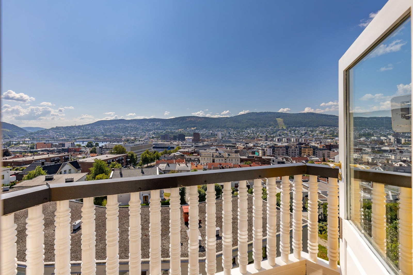 Balkongen gir nydelig utsikt og svært gode solforhold. Galleribilde