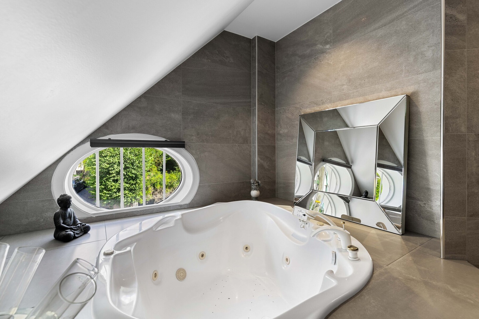 Rommet er videre utstyrt med vegghengt toalett, innfliset spabad og varmekabler i gulvet. Galleribilde