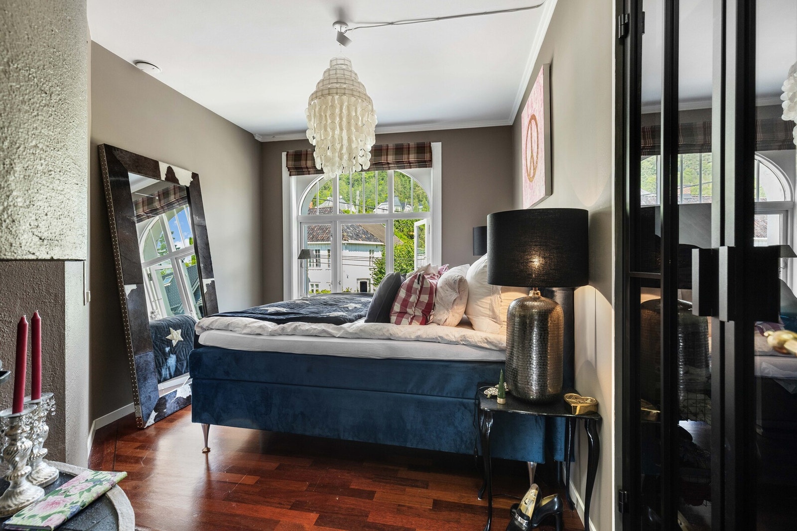 Romslig og innbydende soverom med god plass til dobbeltseng og nattbord. Galleribilde