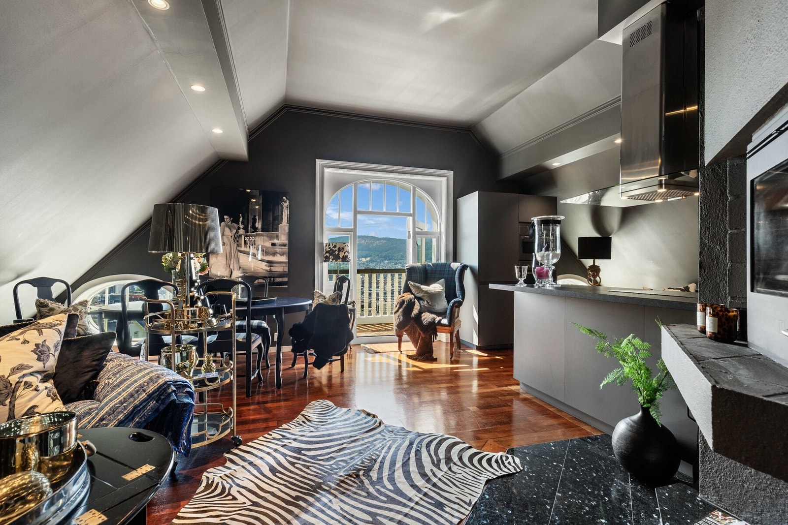 Leiligheten er utstyrt med skreddersydde industridører i glass fra Emvik Glass, som binder rommene sammen med et eksklusivt, urbant uttrykk. Galleribilde