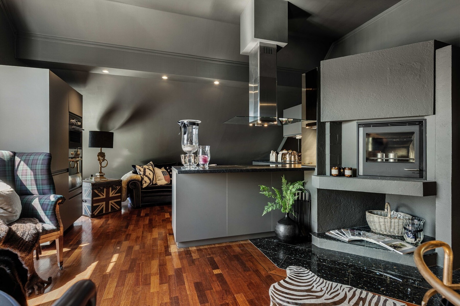 En koselig peis varmer leiligheten opp på kjøligere dager. Galleribilde