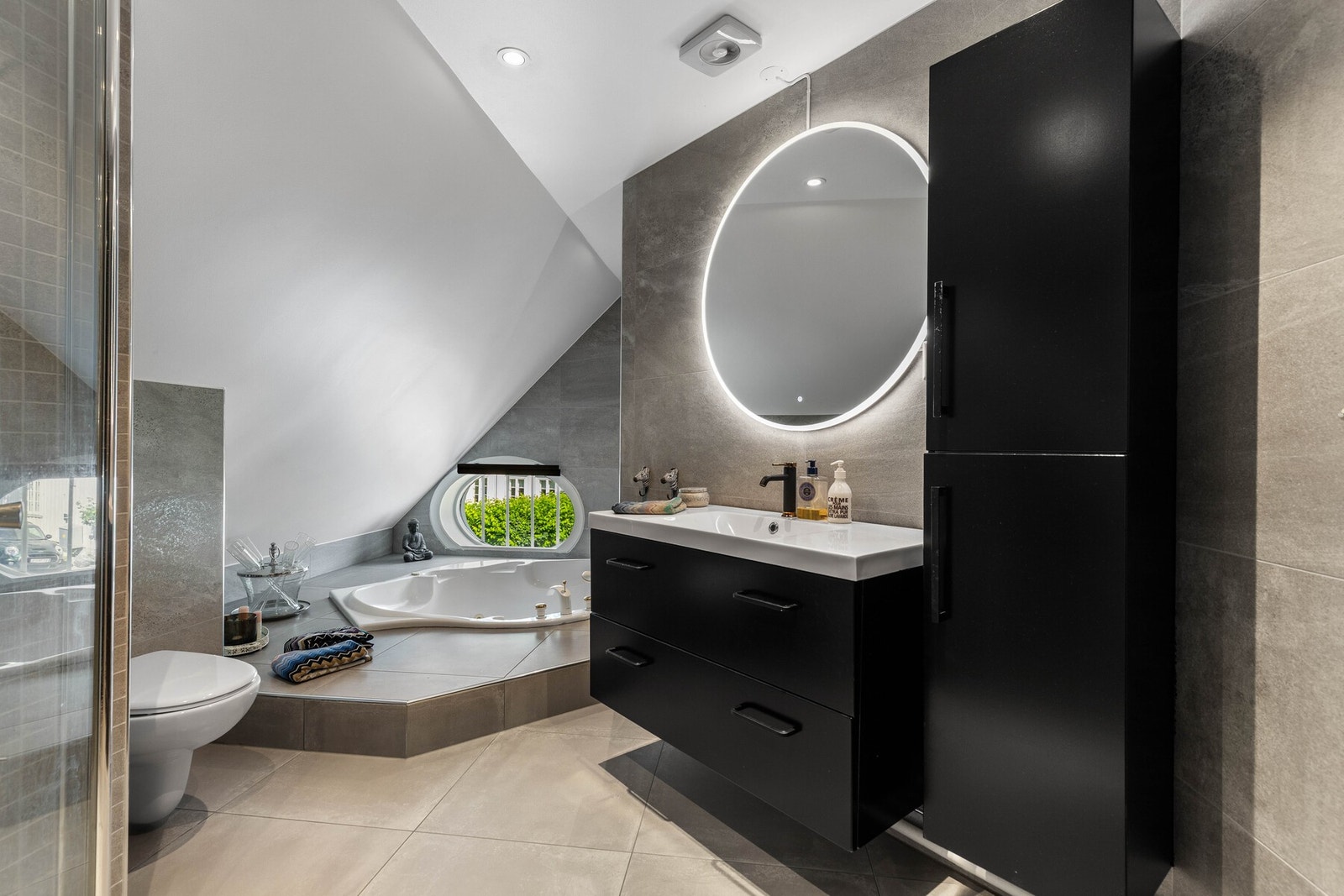 Badet ble overflateoppusset i 2020, med flis på flis -metode, nytt fall og kontrollert membran og sluk. Galleribilde