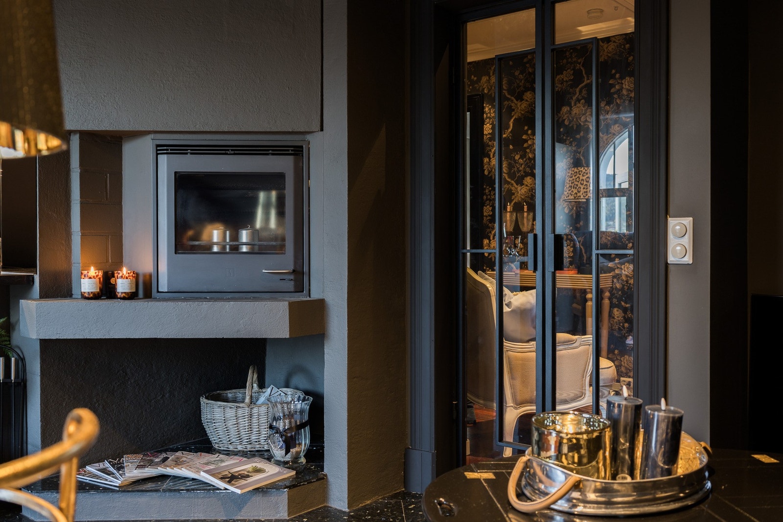 Rommet bindes sammen av sorte dørkarmer og detaljer, som skaper et helhetlig, designbevisst uttrykk. Galleribilde