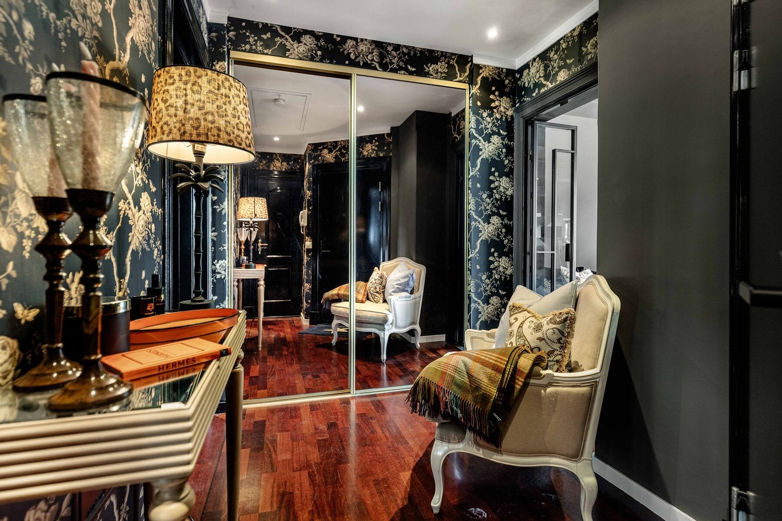 I gangen er det en romslig skyvedørsgarderobe for oppbevaring av yttertøy og sko. Galleribilde