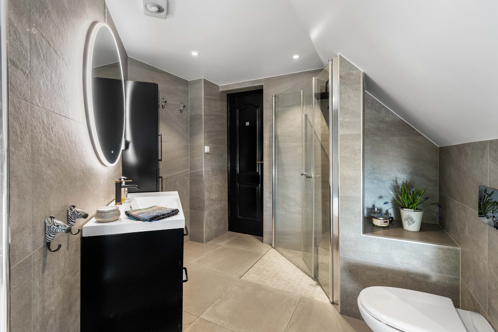 Baderomsinnredningen er nymalt sort, i tråd med øvrig interiørkonsept. Galleribilde