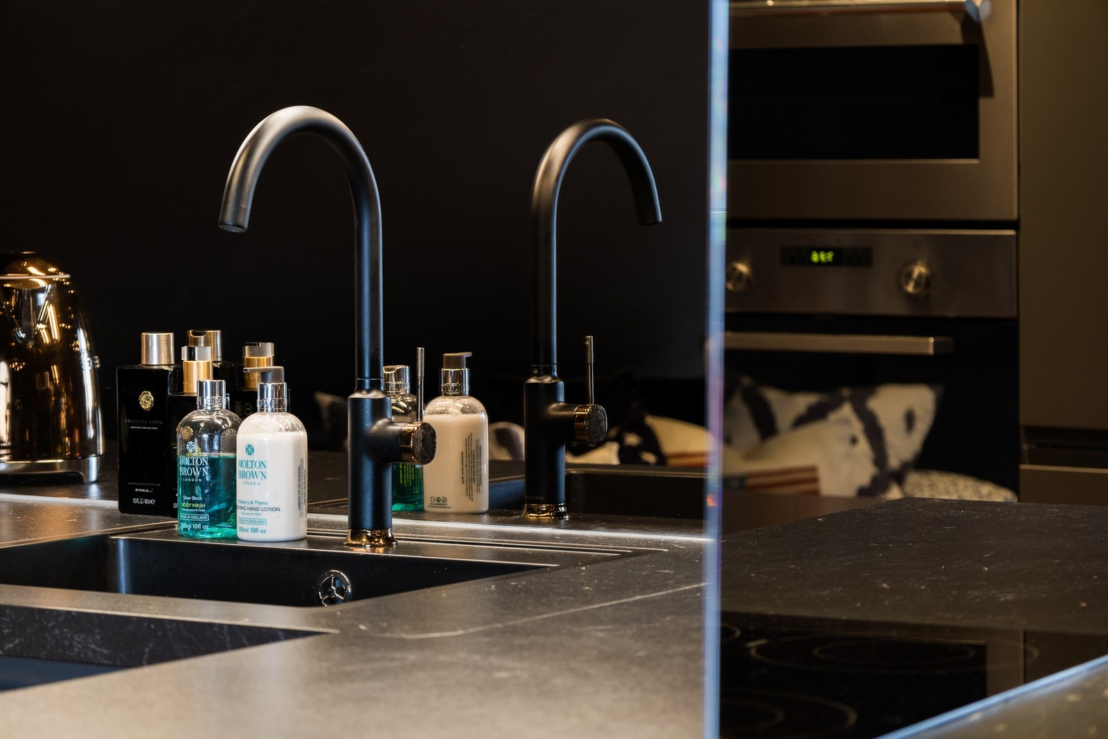 Innredningen består av grå slette fronter med innfreste grep, mørk laminat benkeplate og nedfelt komposittvask med sort armatur - alt i et tidløst og moderne uttrykk. Galleribilde