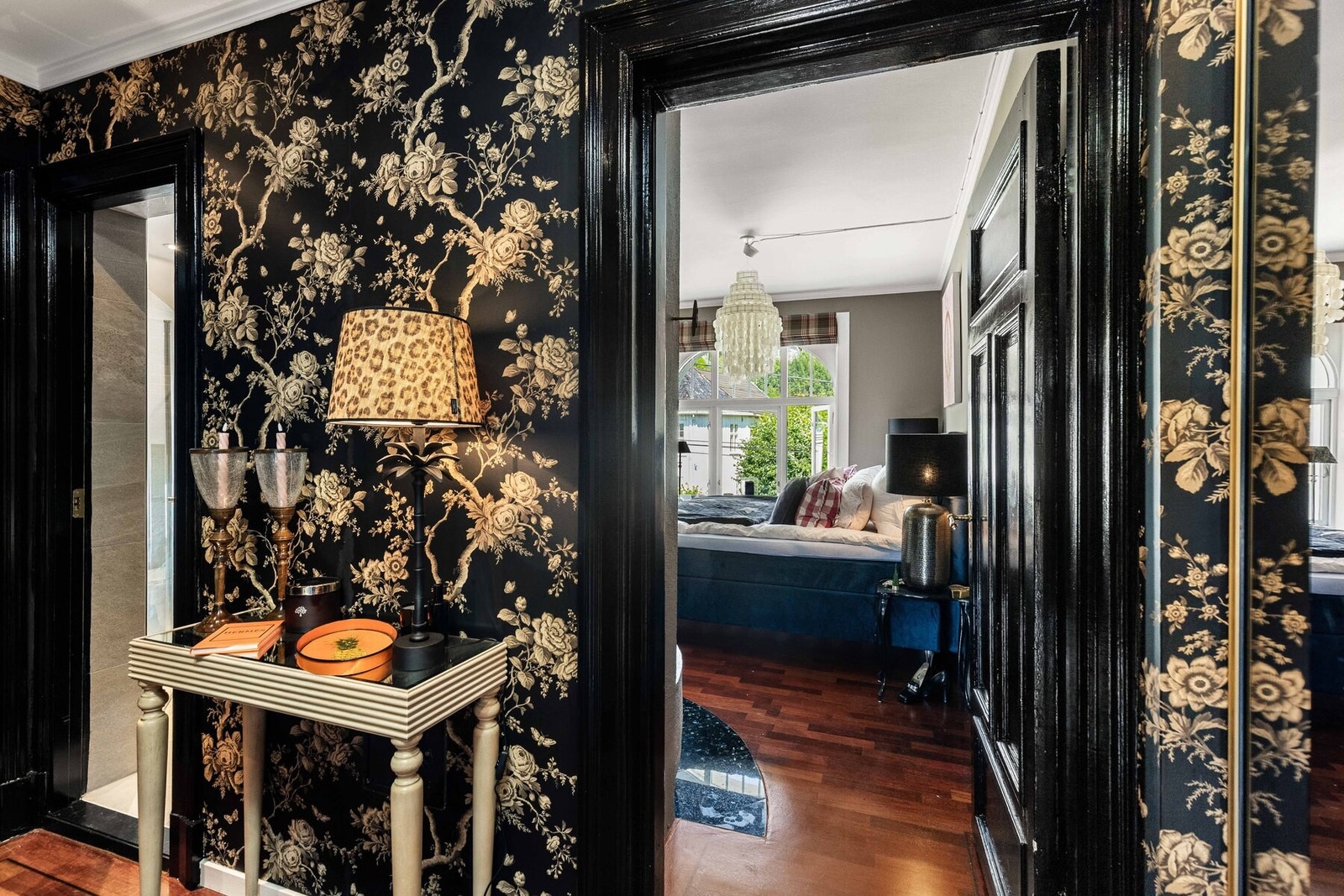 Hele interiørpaletten er valgt med omhu, og fremstår både helhetlig og tidløs - perfekt for den stilbevisste kjøperen. Galleribilde