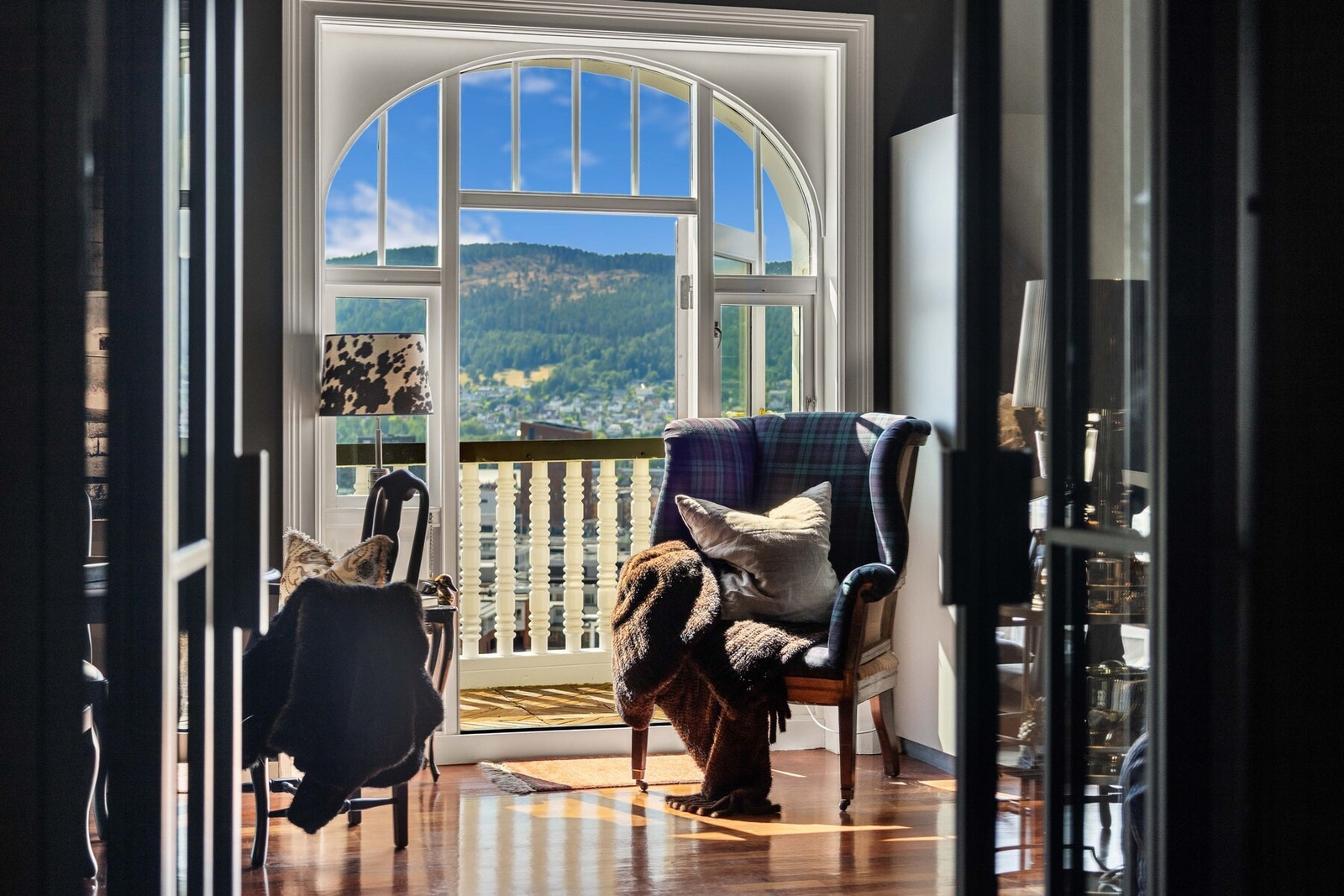 Fra stuen er det direkte utgang til en vestvendt balkong på ca. 3 m. Galleribilde