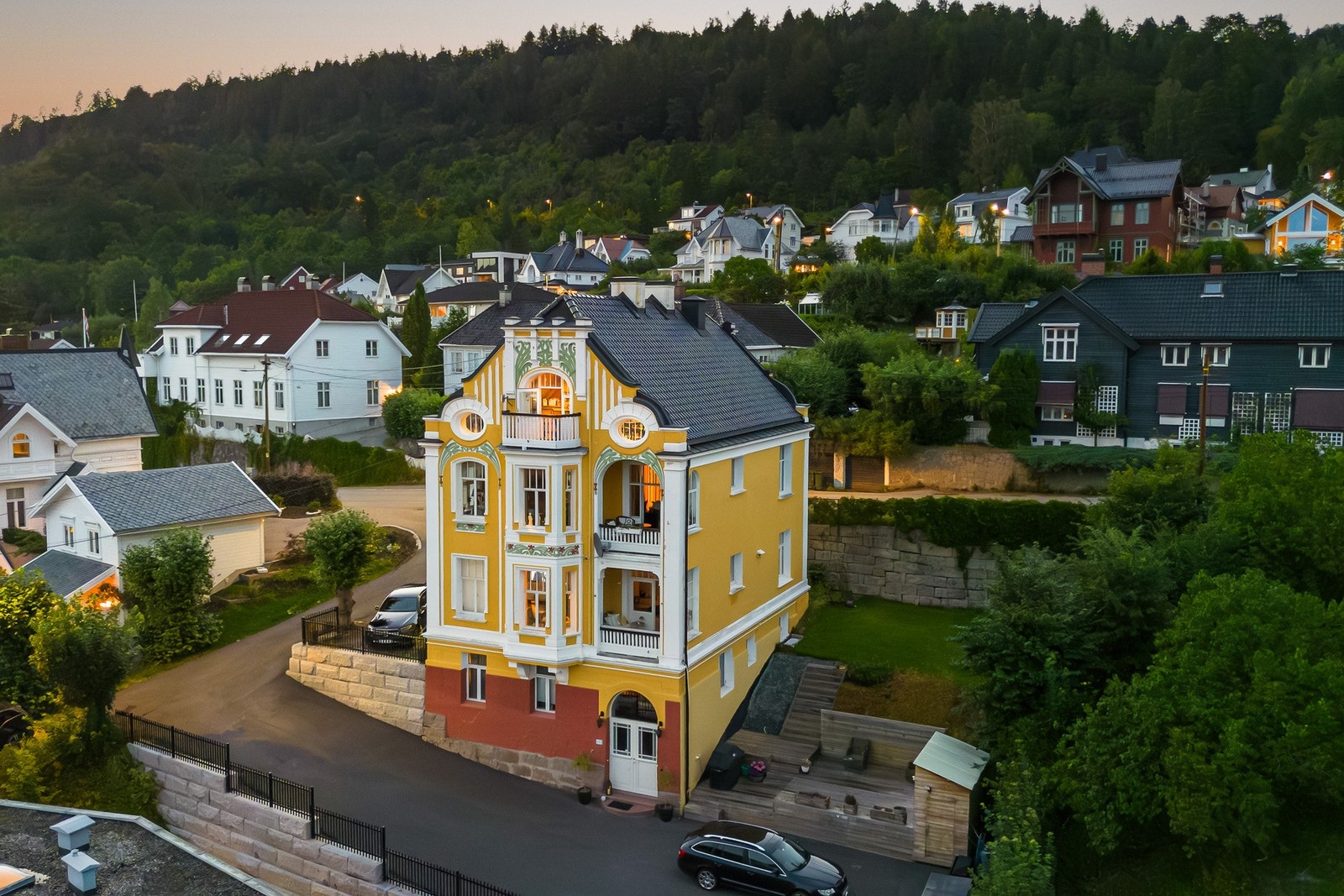 Boligen ligger i et attraktivt og veletablert boligområde på Bragernes i Drammen, med kort gangavstand til sentrum. Galleribilde