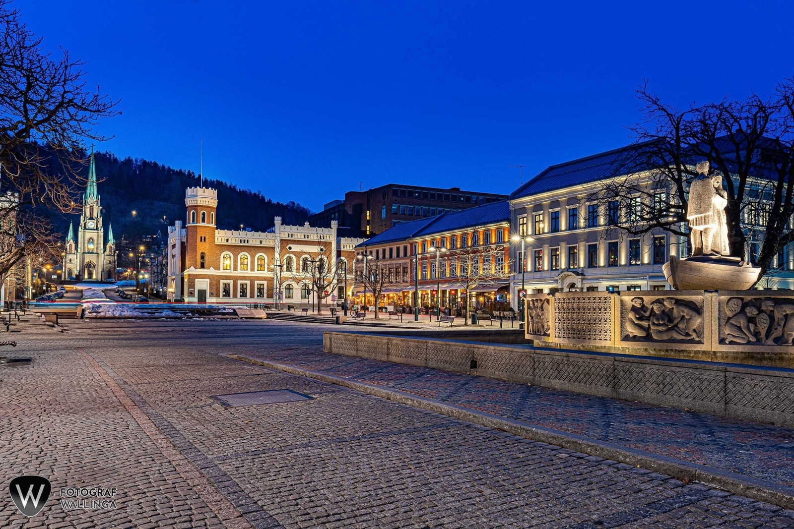 Det er flere spisesteder i nærområdet, og på torget kan man også finne andre servicetilbud. Galleribilde