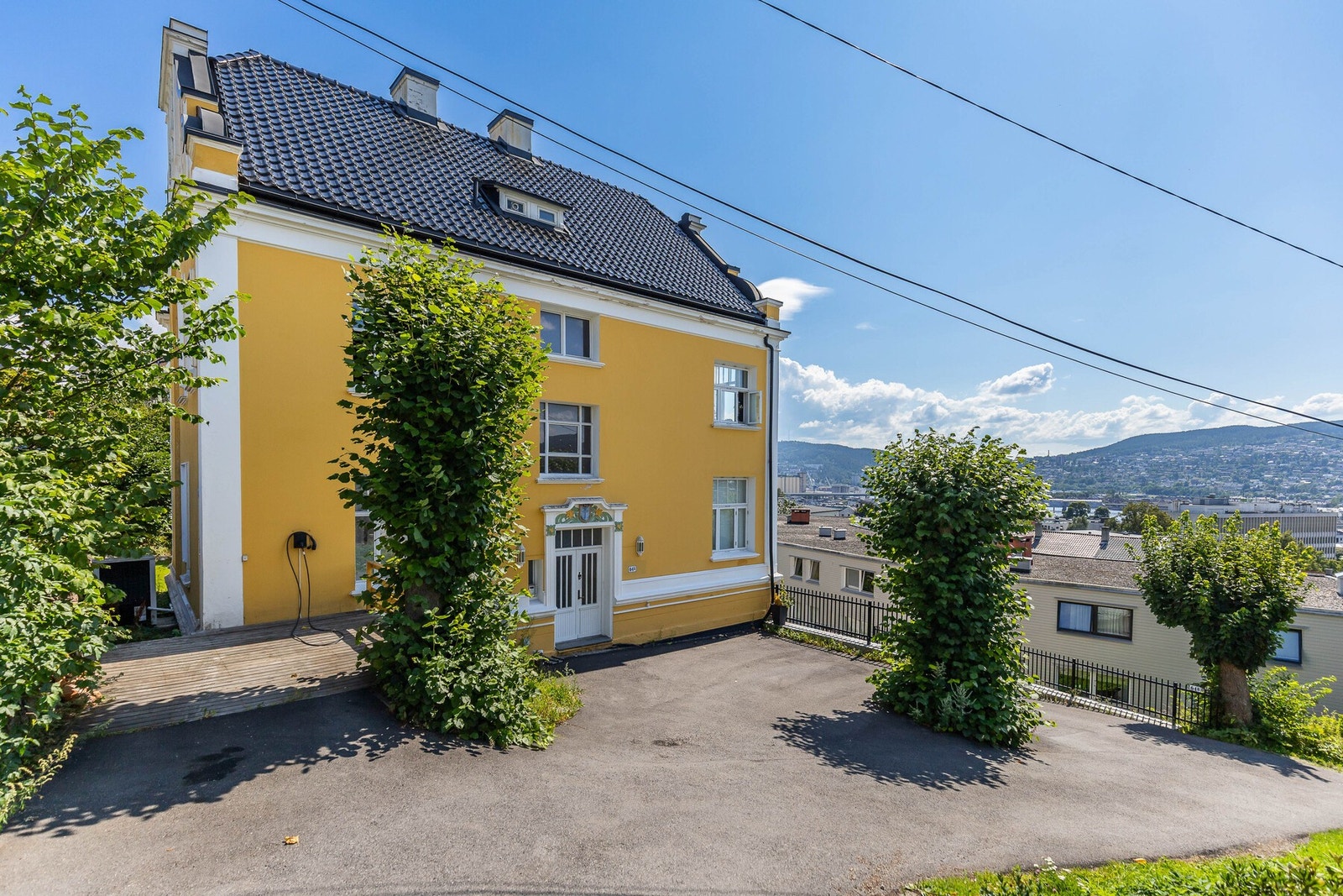 Det er parkering til en bil på felles gårdsplass. Galleribilde