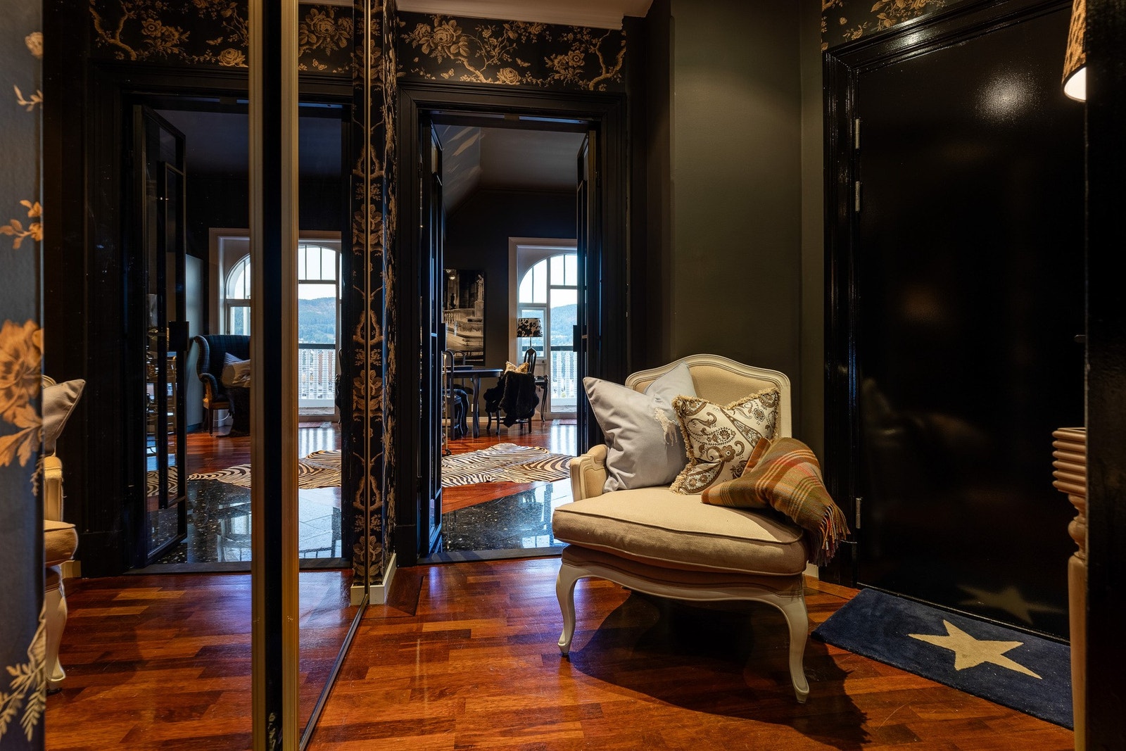 I gangen er det en eksklusiv tapet fra Ralph Lauren. Galleribilde