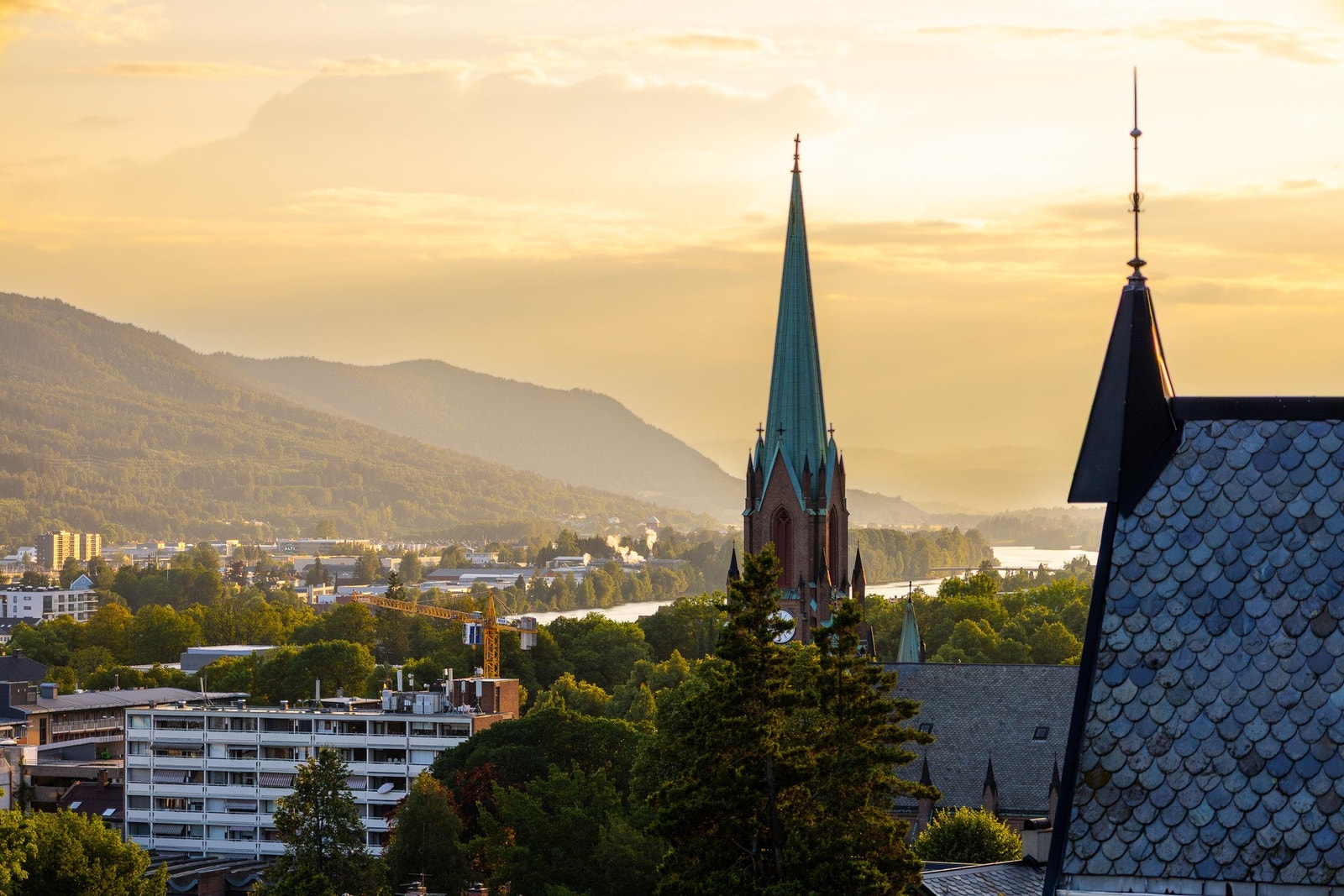 Flott utsikt mot Bragernes Kirke. Galleribilde