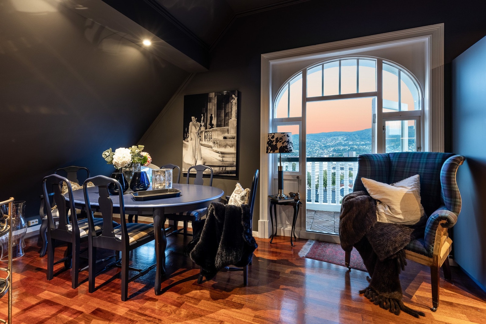 Den ærverdige villaen er rikt utsmykket med ornamentikk og detaljer i Wiener-jugendstil, og fasaden er et kjent landemerke for byens befolkning. Galleribilde