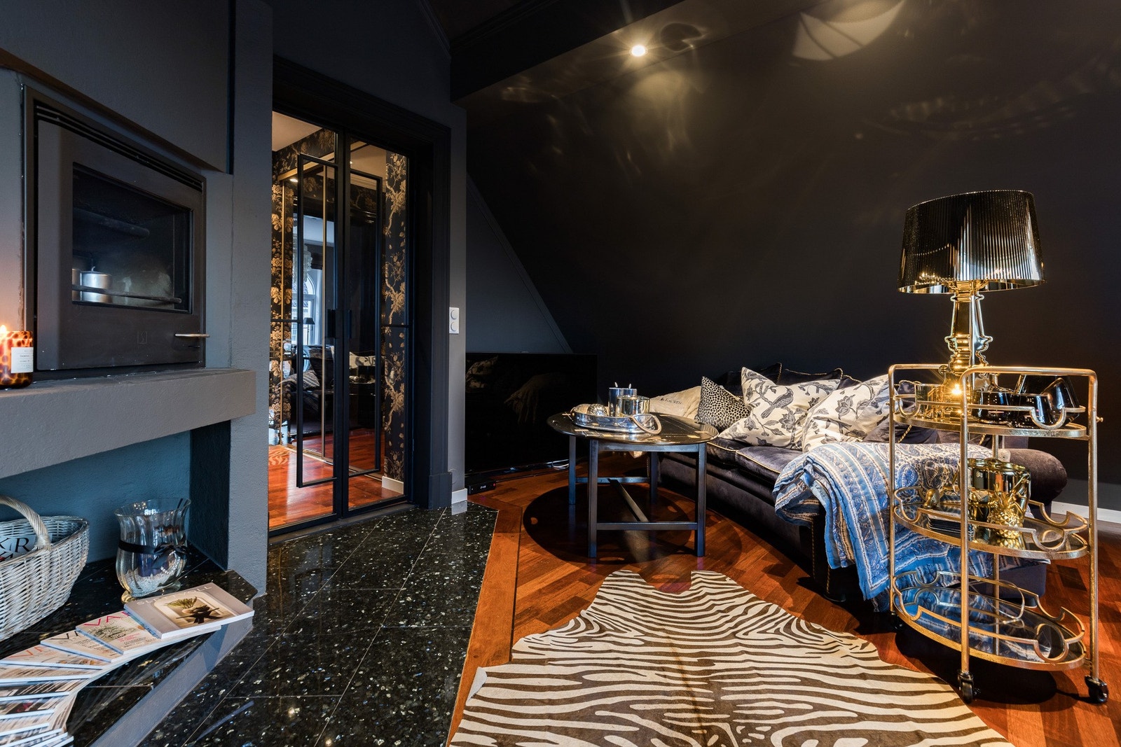 Store vindusflater slipper inn rikelig med dagslys, mens downlights i himlingen gir god grunnbelysning. Galleribilde