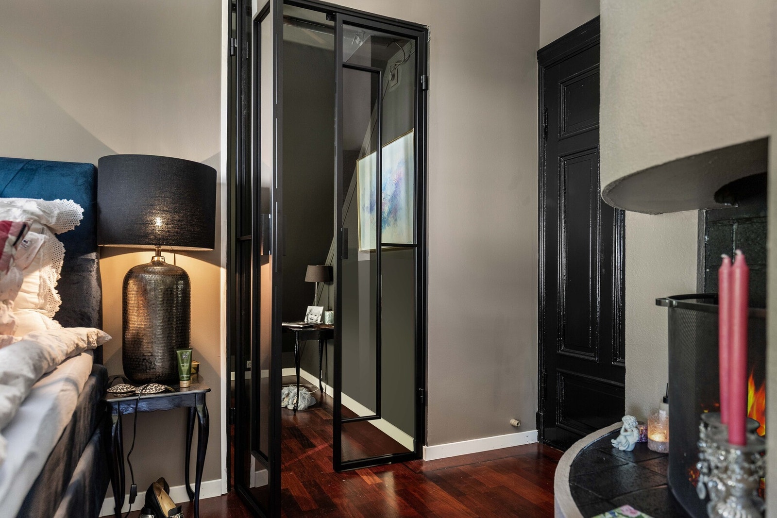 Det er direkte adkomst til en romslig walk-in-garderobe, som både fungerer som oppbevaringsløsning og eventuelt hjemmekontor. Galleribilde