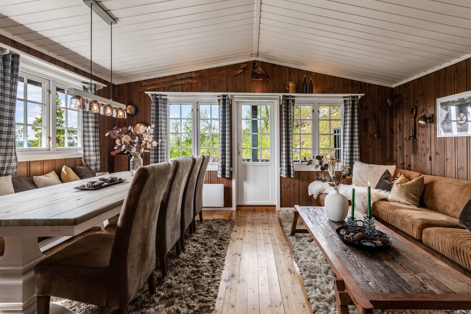 Plass for både salong og en spisegruppe for små og store lag. Galleribilde