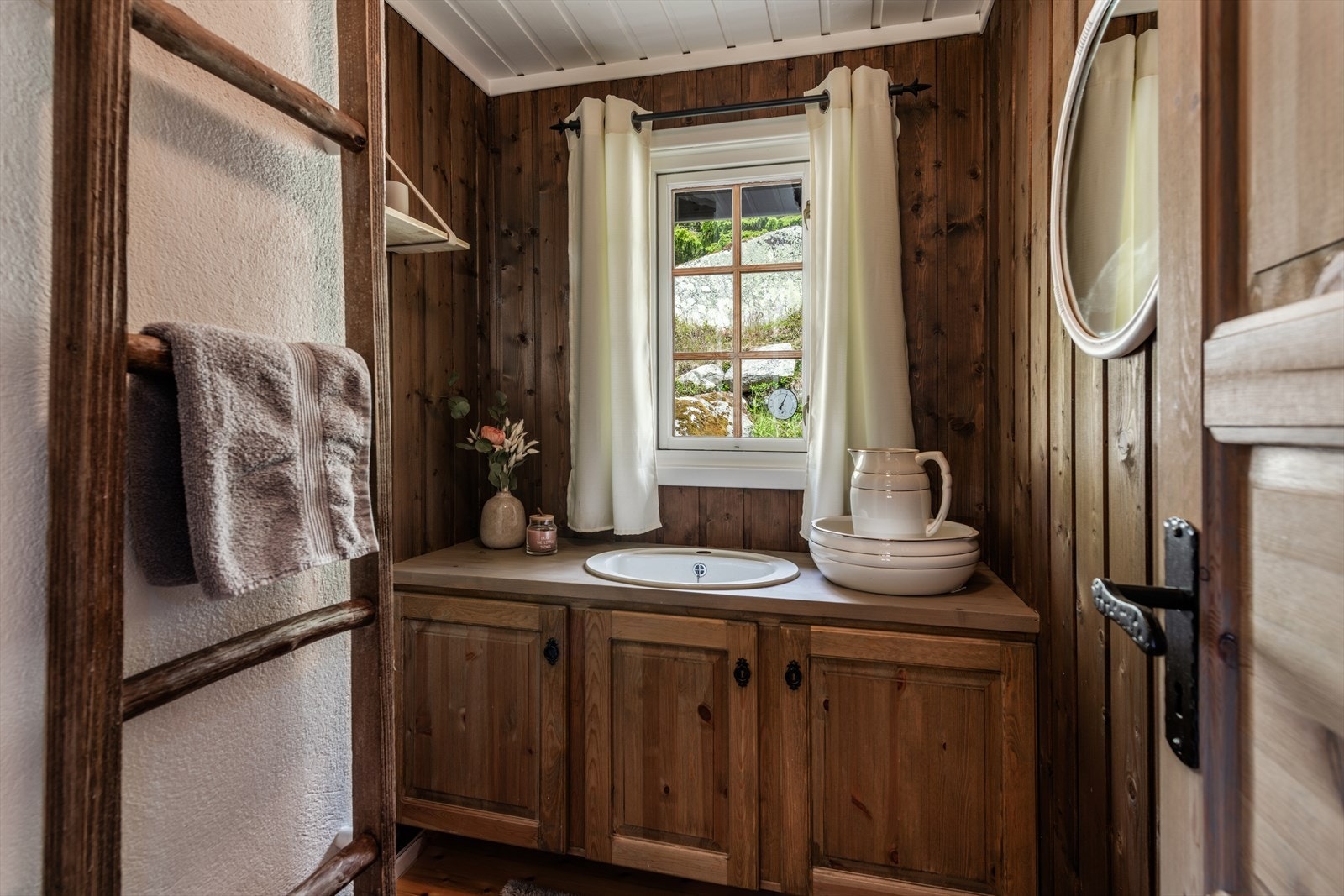 Vaskerom har servantinnredning i heltre profil med nedfelt utslagsvask. Galleribilde