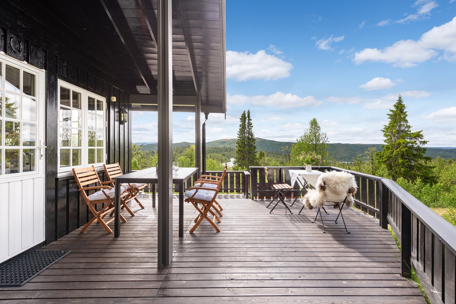 Flere møbleringsmuligheter på dels overbygd terrasse. Galleribilde