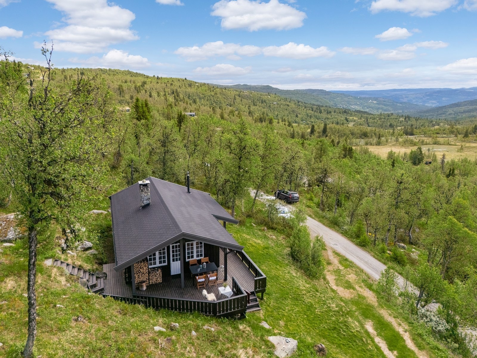 Hytta ligger fint til på Torsbu ca. 1000moh med gode solforhold og flott utsikt til Kyrhovda. Galleribilde