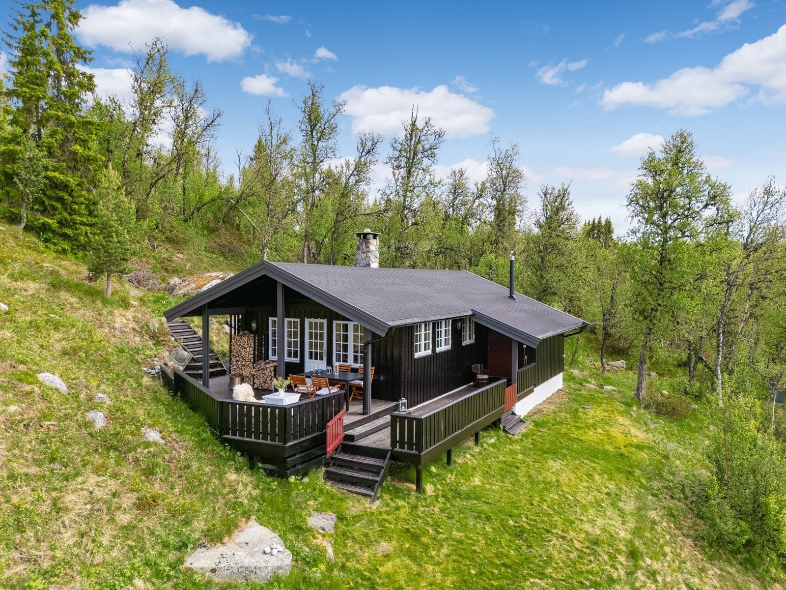 Romslig, dels opparbeidet tomt på over 2 mål. Galleribilde