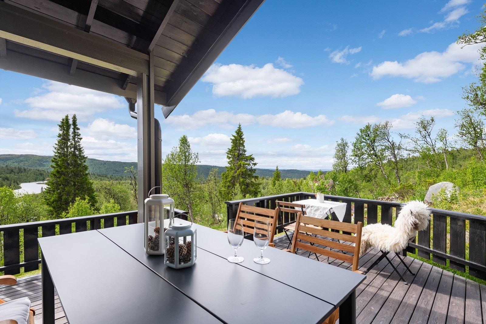 Velholdt hytte i naturskjønne omgivelser med flott utsikt. Galleribilde