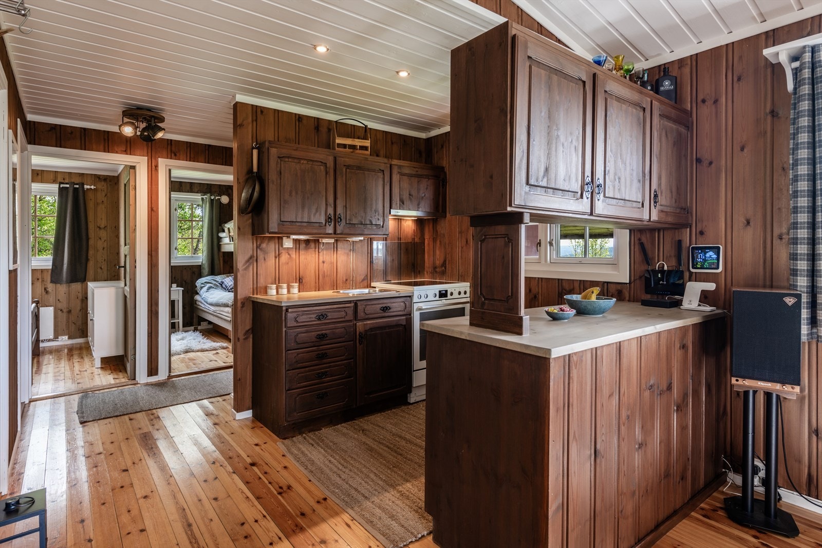 Godt med benk- og skapplass i over- og underskap. Galleribilde