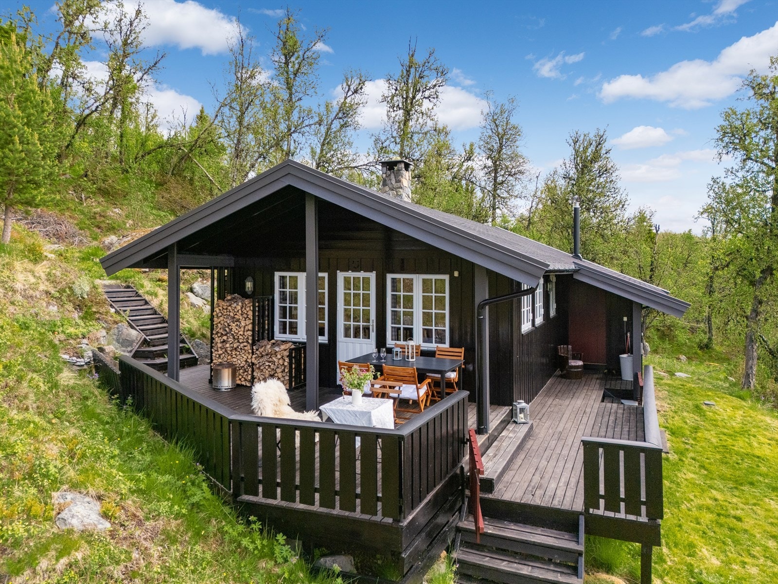 Pene utearealer, med dels overbygget terrasse, og trapp til terreng. Galleribilde