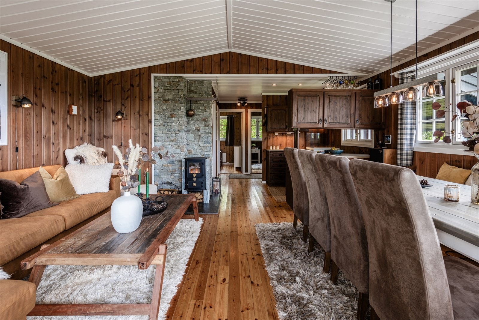 Åpen og sosial løsning mellom stue, spisestue og kjøkken. Galleribilde